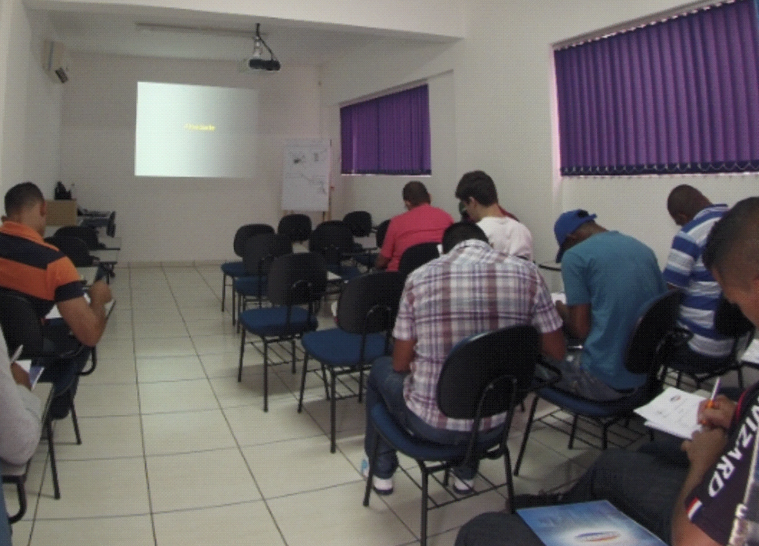 Turma de treinamento da Compugeo em atividade prática