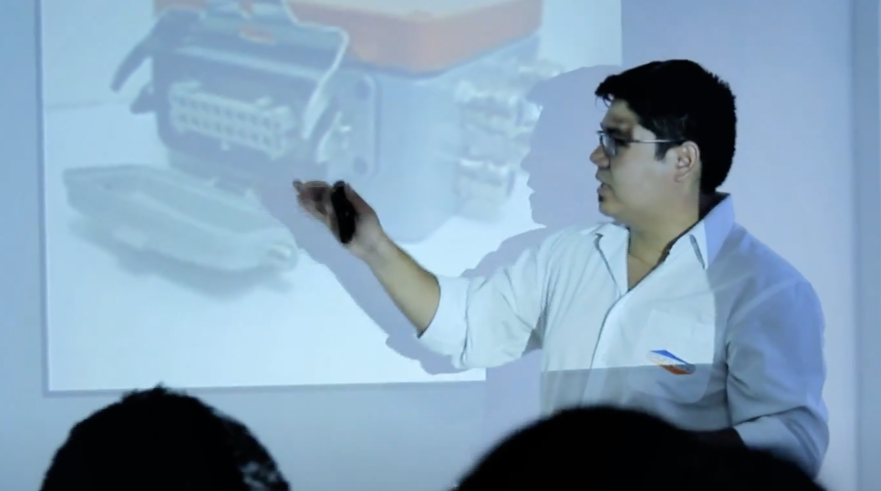 Treinamento Compugeo: equipe em sala de aula com os equipamentos de monitoramento